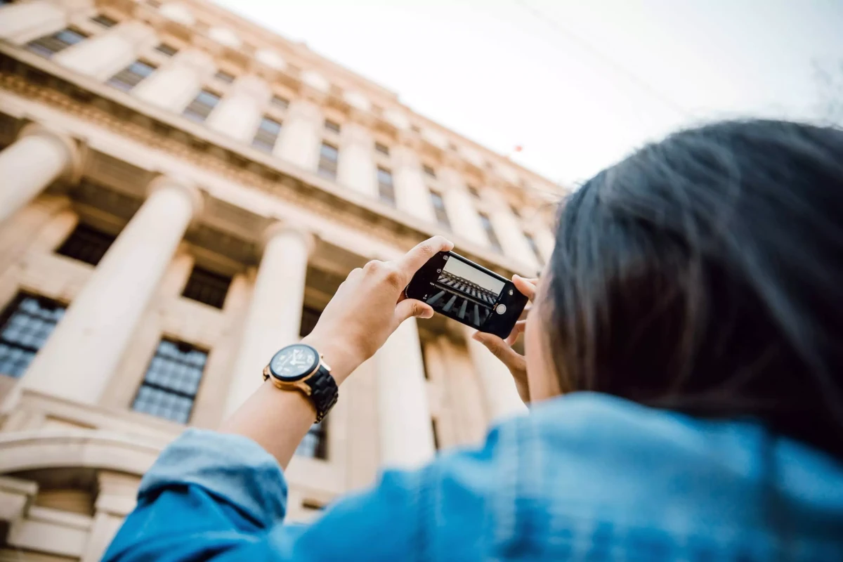 Tourist beim Fotografieren eines Gebรคudes